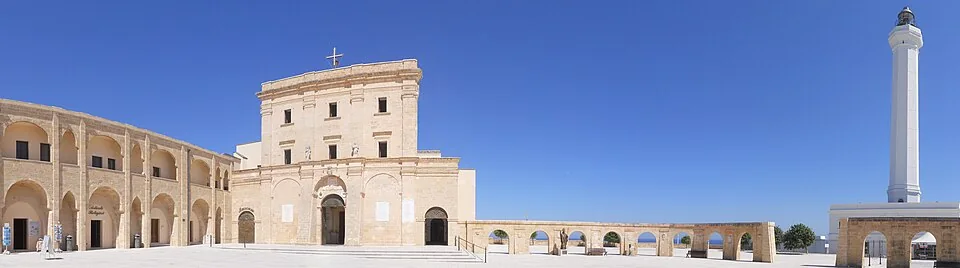 Der Platz vor dem Santuario von Santa Maria di Leuca mit Kirche und Leuchtturm.