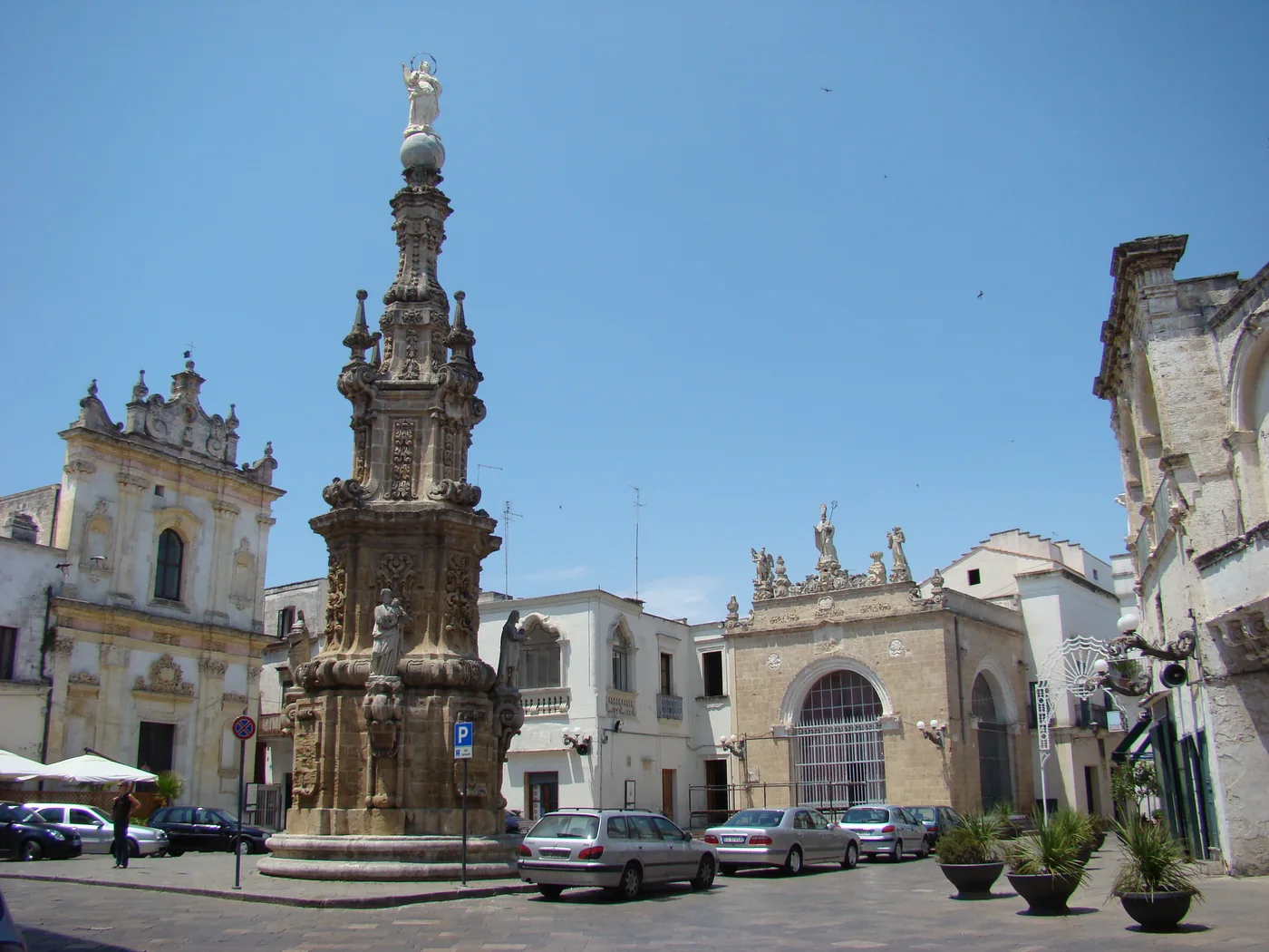 Piazza Salandra in Nardò mit der Säule im Zentrum.