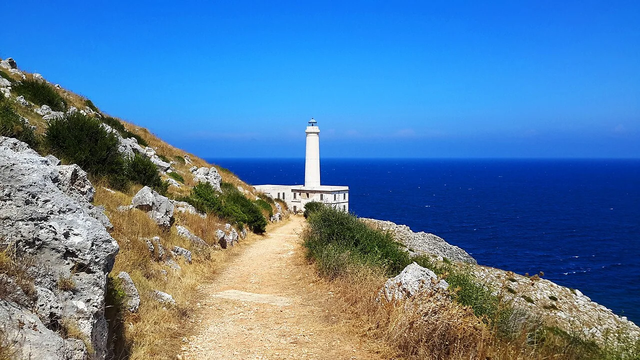 Der Weg zum Leuchtturm von Punta Palascìa über dem Meer.