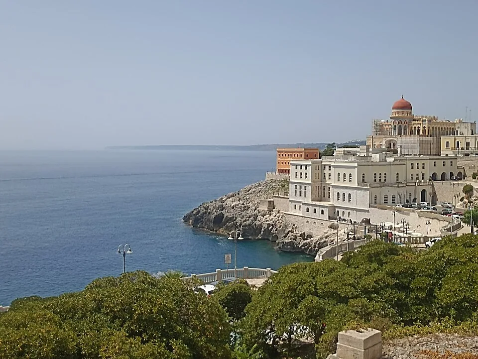 Santa Cesarea Terme mit der Villa Sticchi im Hintergrund.