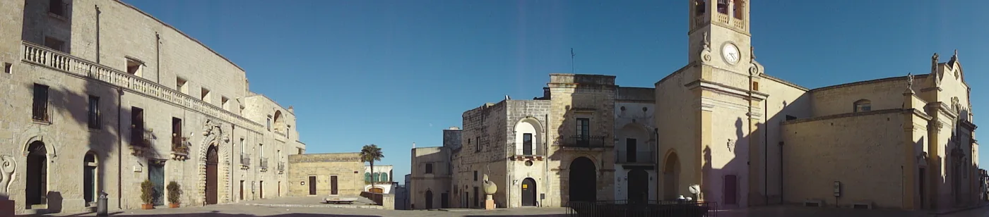 Panoramablick über einen Platz im historischen Zentrum von Specchia.