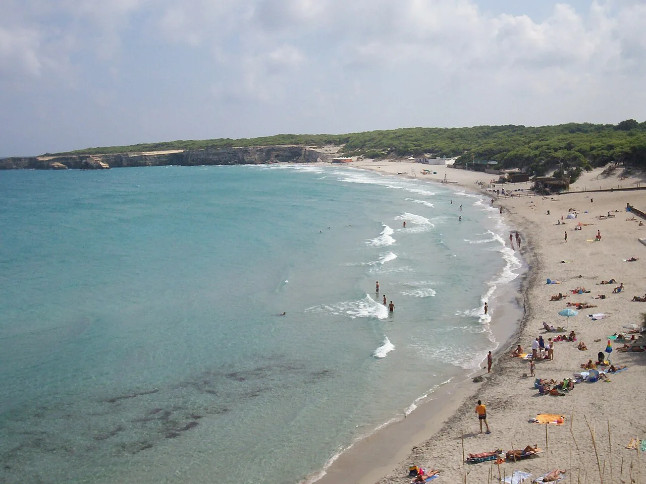 Die geschwungene Strandbucht von Torre dell’Orso.