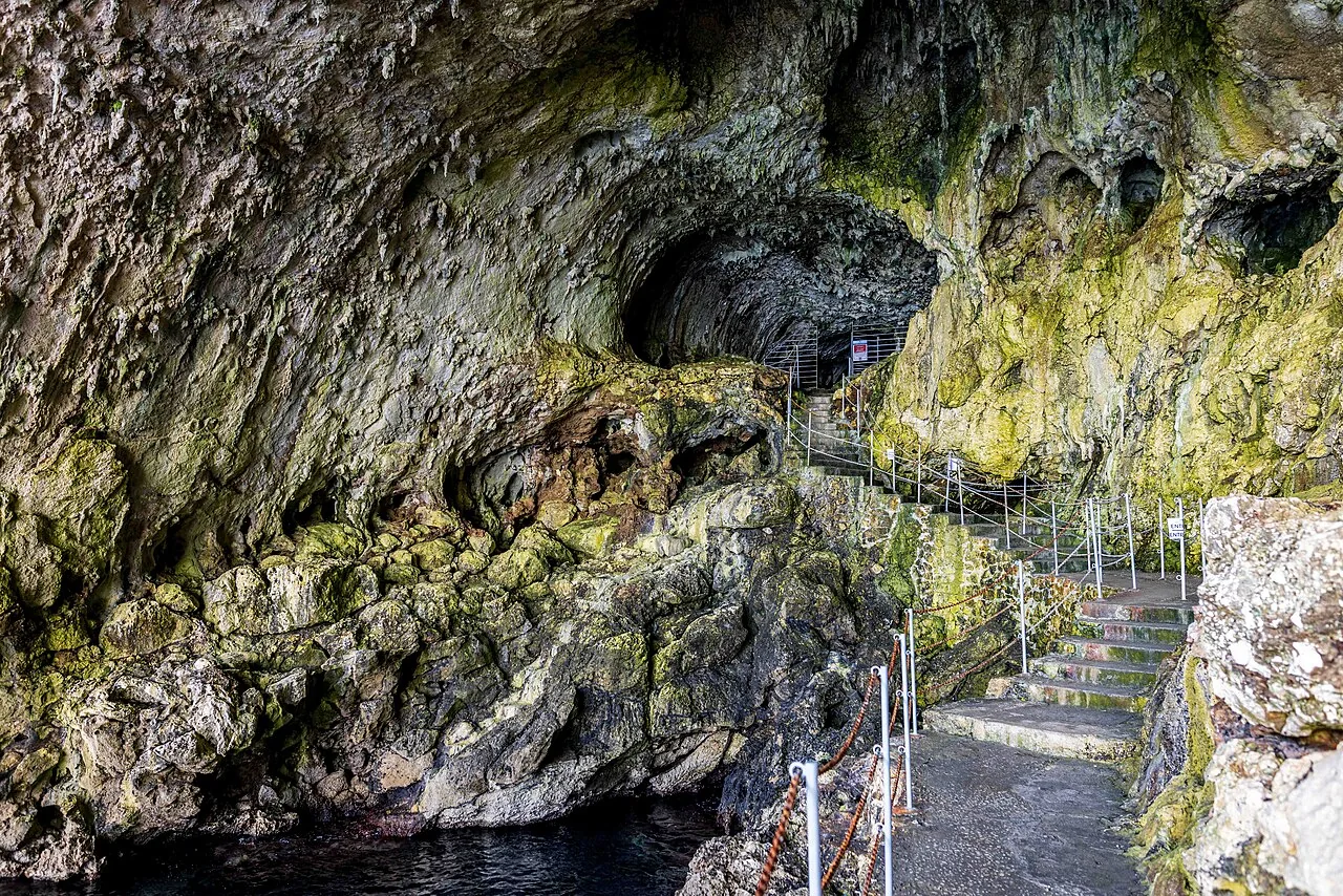 Felswände und Zugangsweg am Eingang der Grotta Zinzulusa.